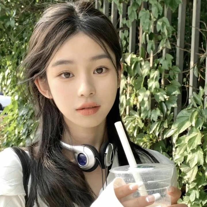 一线女星私下抽烟，好友出面澄清，短时间内引热议